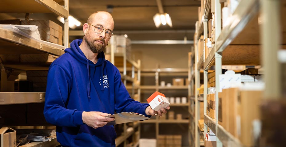 Magazijnmedewerker aan het werk bij Aqualectra