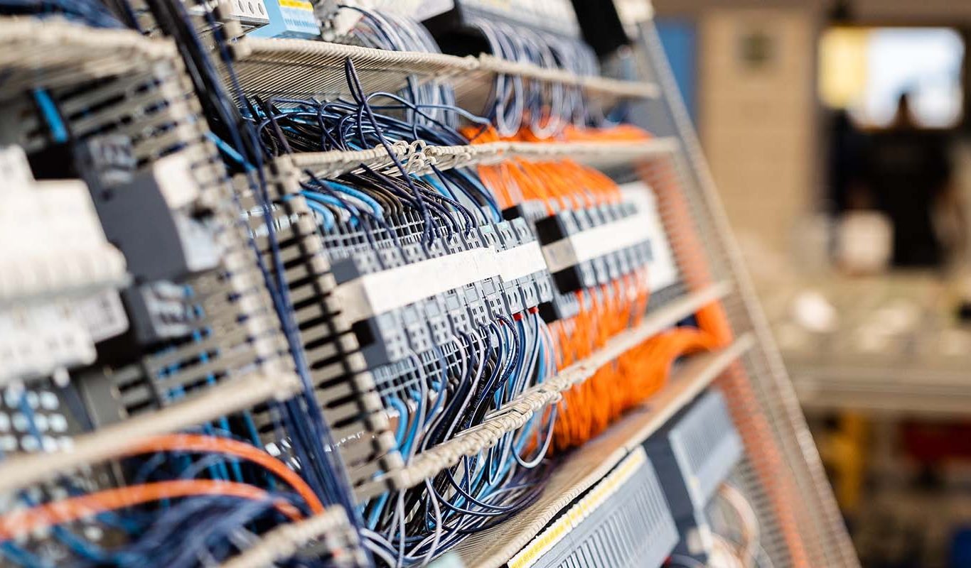 Sfeer impressie van de oplossingen van Aqualectra. Een besturingskast in de werkplaats.